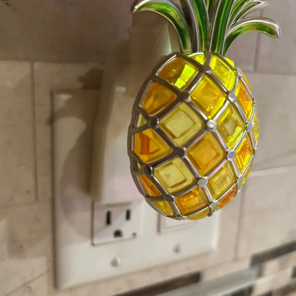 Bath & Body Works Pineapple Plug In Lights Up - Picture 3 of 7